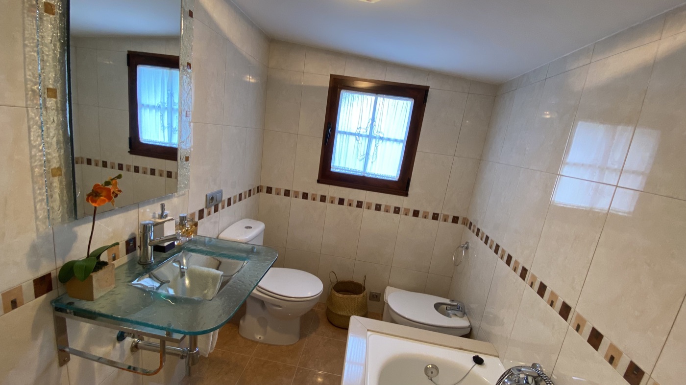 Baño luminoso y cuidado de A Casa do Muiñeiro