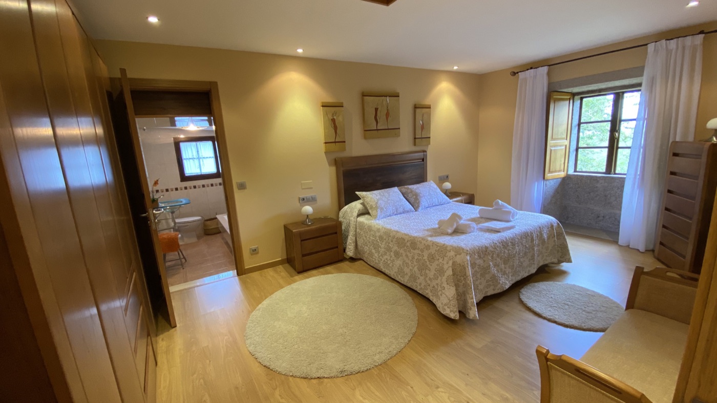 Dormitorio acogedor con textiles claros y ambiente sereno