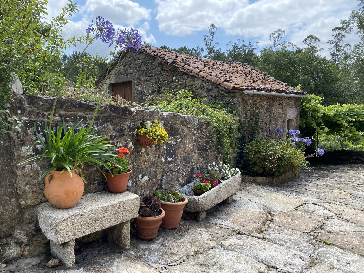 Piedra, madera y jardín alrededor de A Casa do Muiñeiro