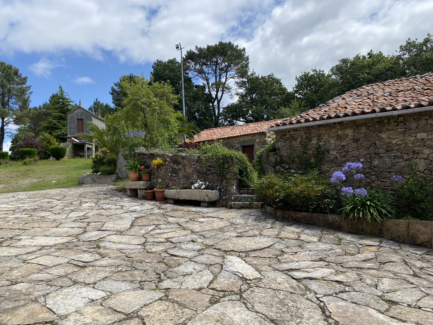 La casa completa vista desde la finca privada