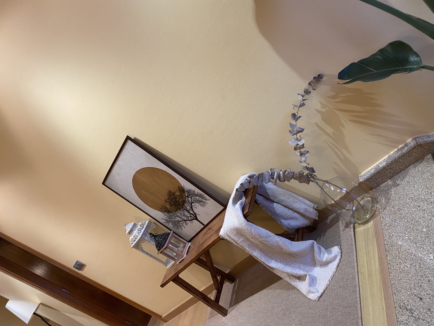 Interior sereno de la casa completa para grupos y familias